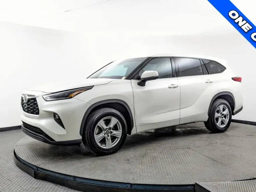 2021 Toyota Highlander LE photo 1