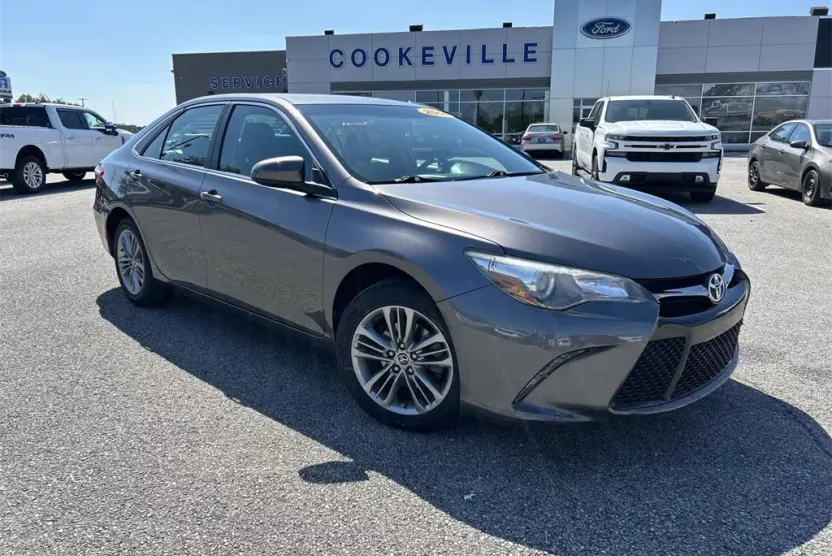 2016 Toyota Camry SE photo 1