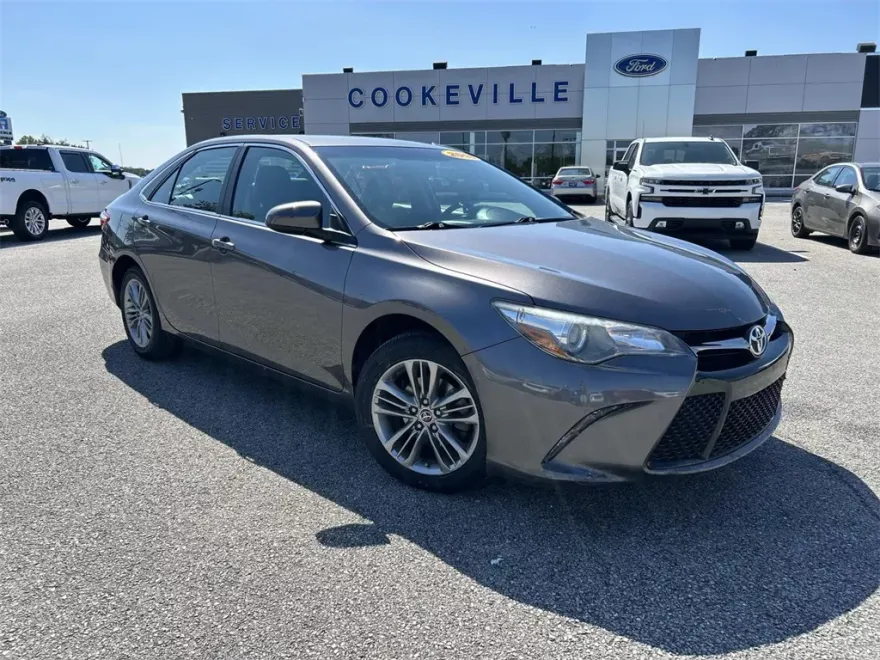 2016 Toyota Camry SE photo 1