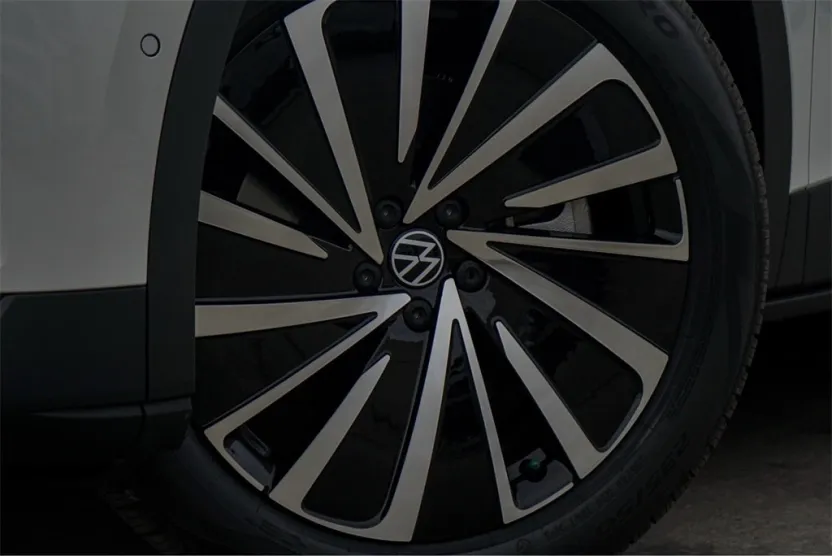 2025 Volkswagen ID.4 Pro photo 1