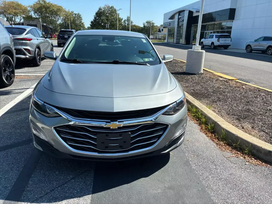 2023 Chevrolet Malibu 1LT photo 1