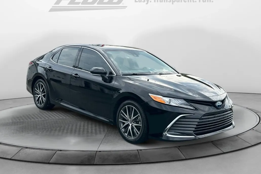 2022 Toyota Camry Hybrid XLE photo 1