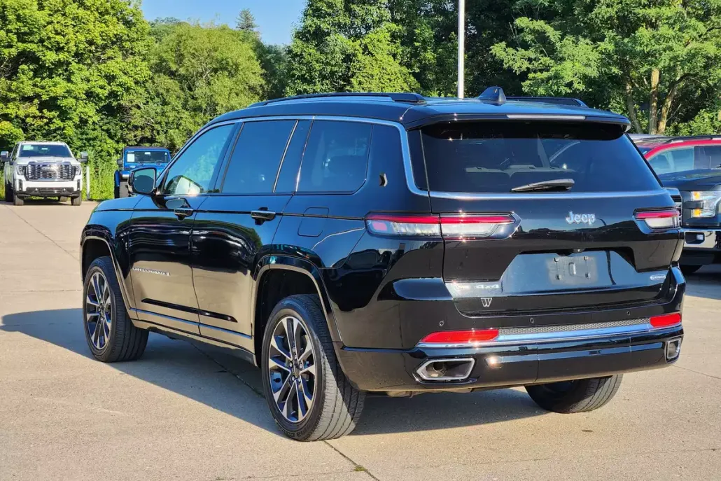 2023 Jeep Grand Cherokee Overland photo 1