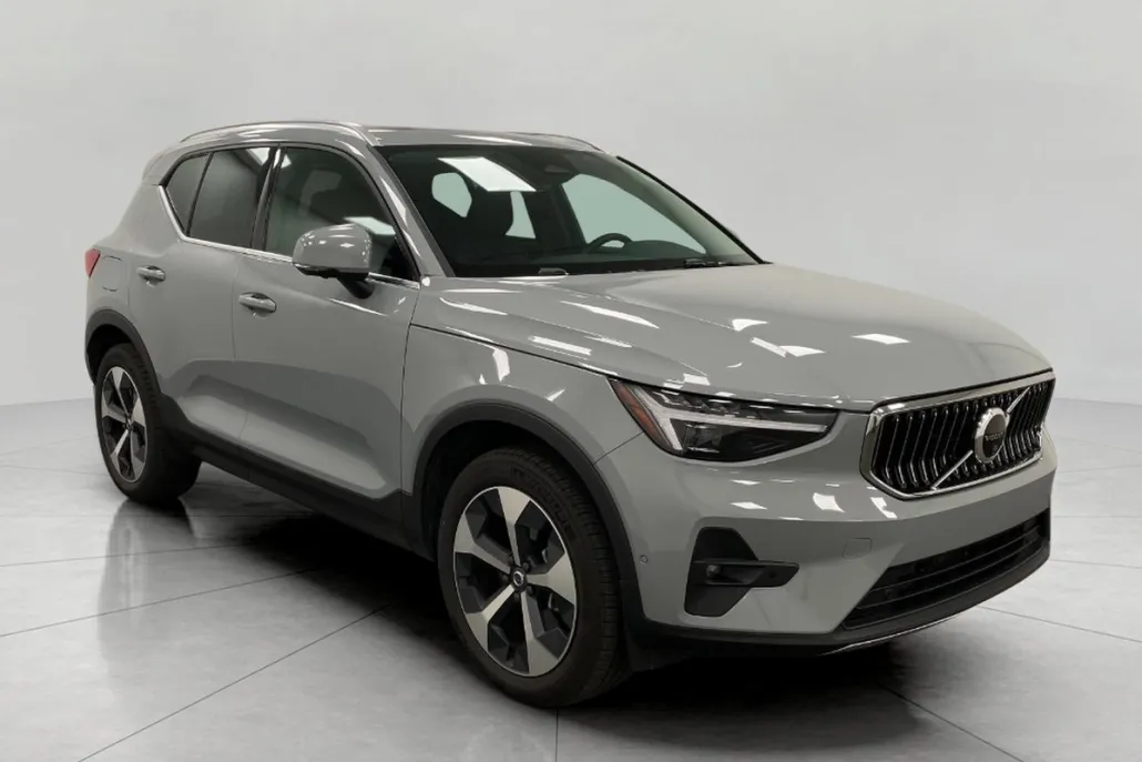 2025 Volvo XC40 AWD Plus photo 1