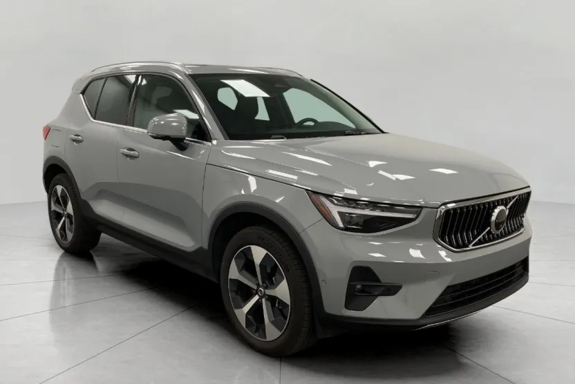 2025 Volvo XC40 AWD Plus photo 1