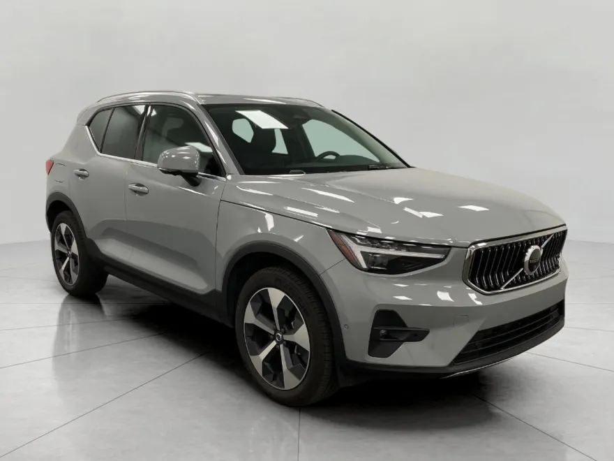 2025 Volvo XC40 AWD Plus photo 1