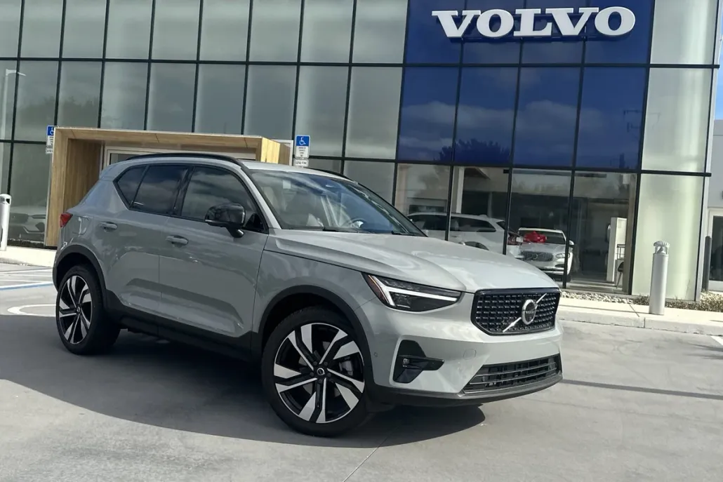 2025 Volvo XC40 Plus photo 1
