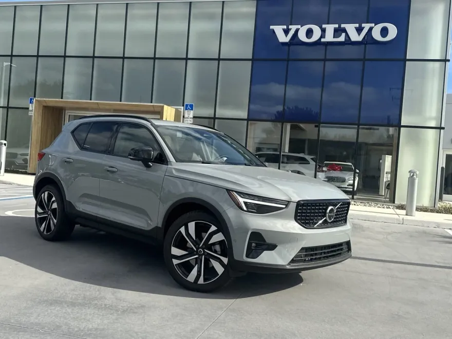2025 Volvo XC40 Plus photo 1
