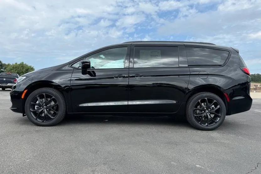 2026 Chrysler Pacifica Limited photo 1