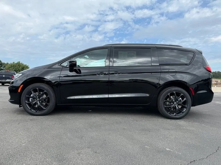 2026 Chrysler Pacifica Limited photo 1