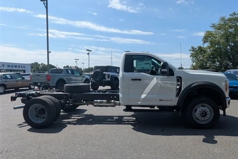 2025 Ford F-600 photo 1