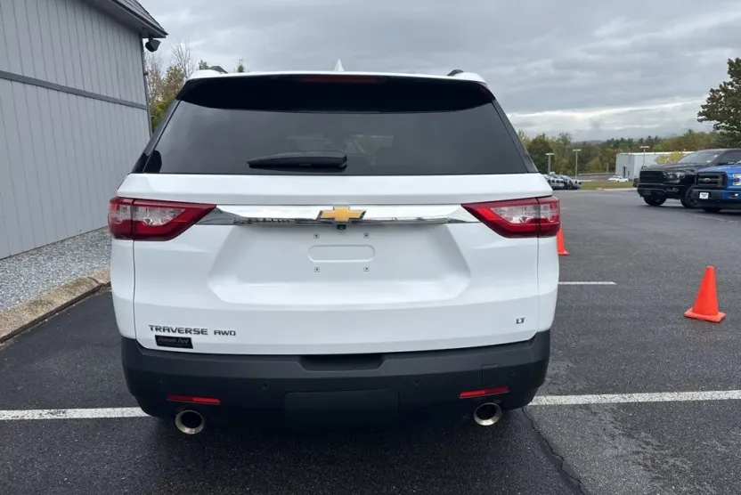 2021 Chevrolet Traverse 1LT photo 1
