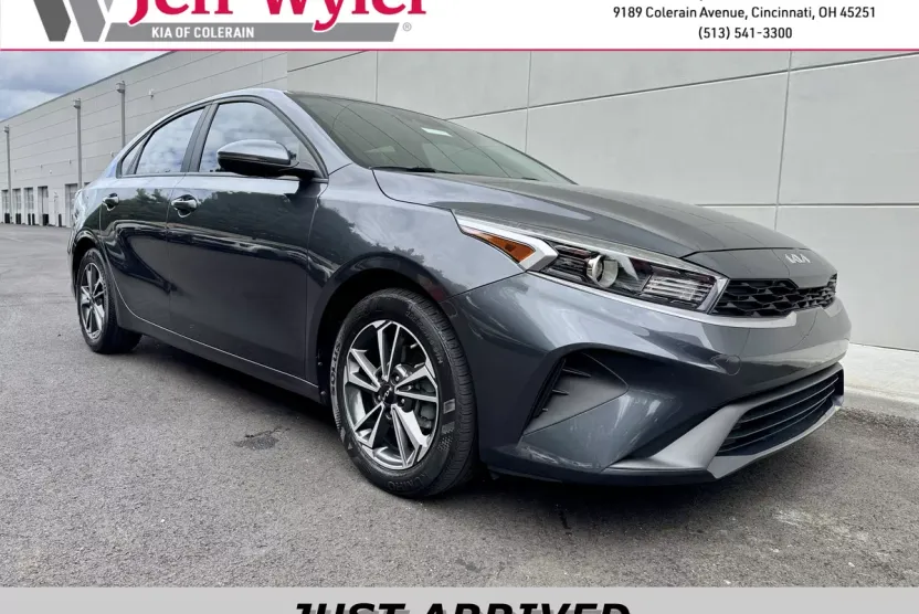 2023 Kia Forte LXS photo 1