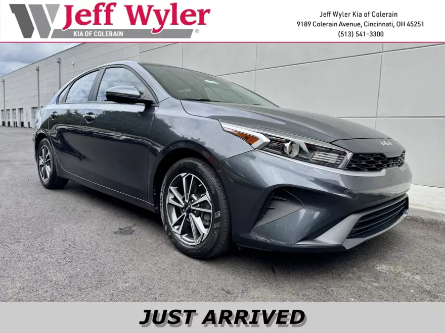 2023 Kia Forte LXS photo 1