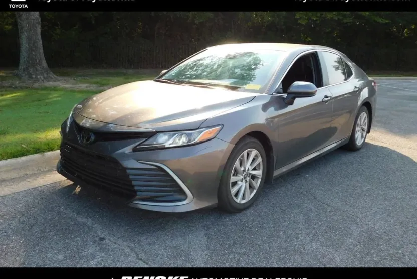 2023 Toyota Camry LE photo 1