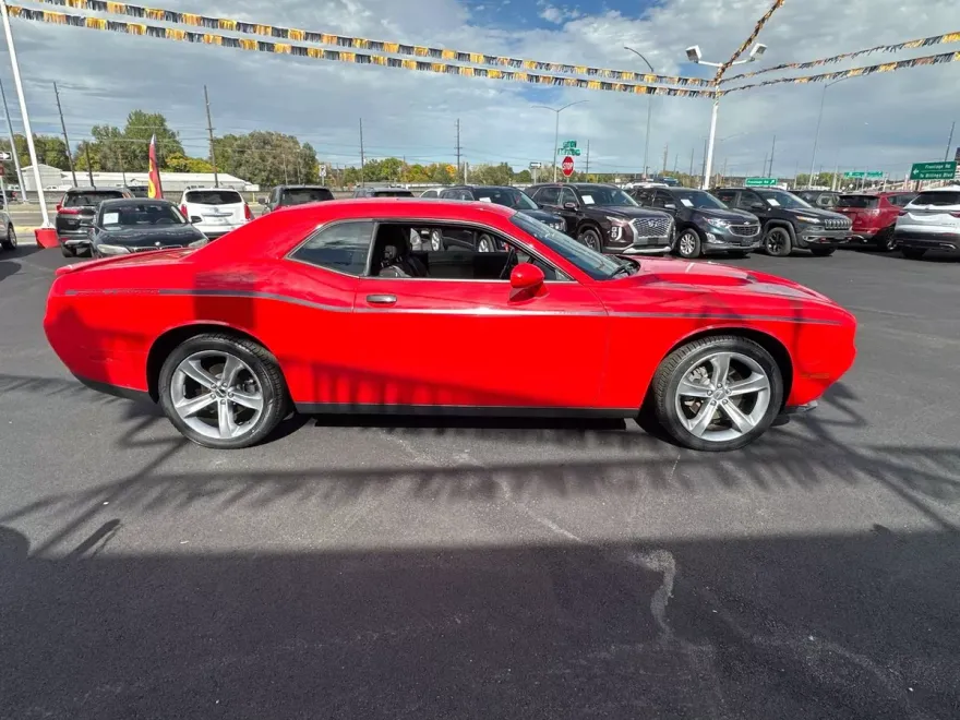2015 Dodge Challenger SXT photo 1