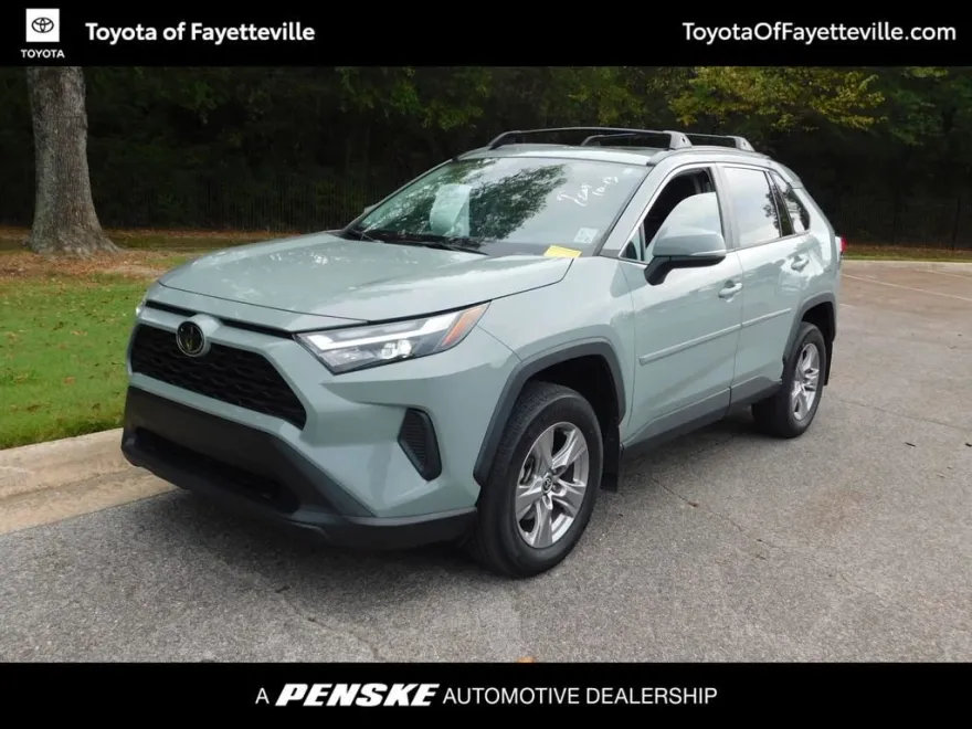 2022 Toyota RAV4 XLE photo 1