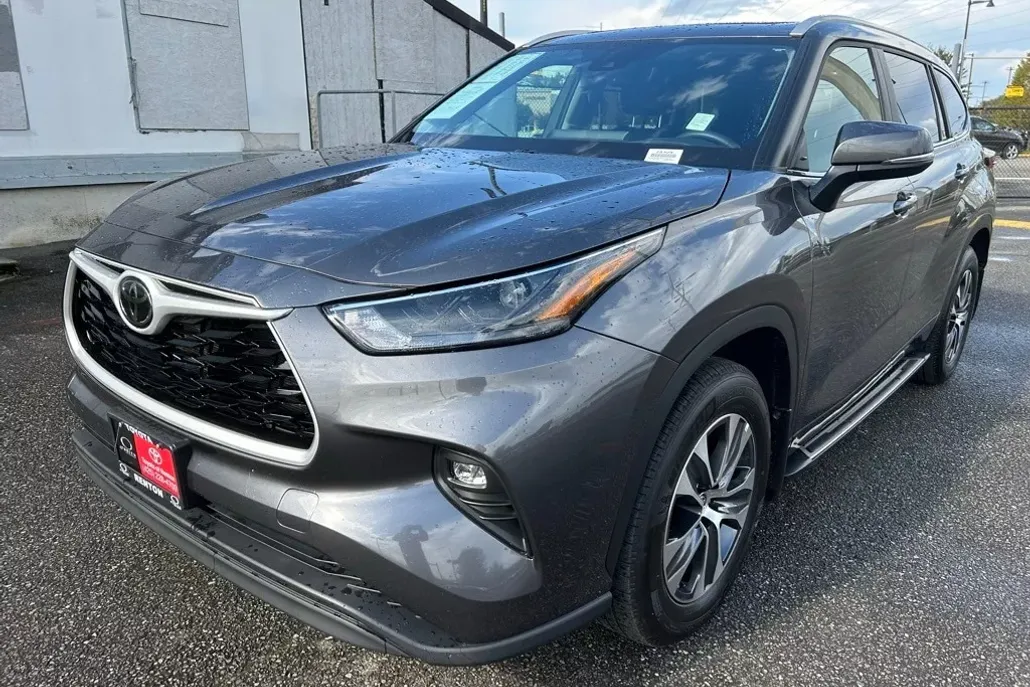 2024 Toyota Highlander XLE photo 1