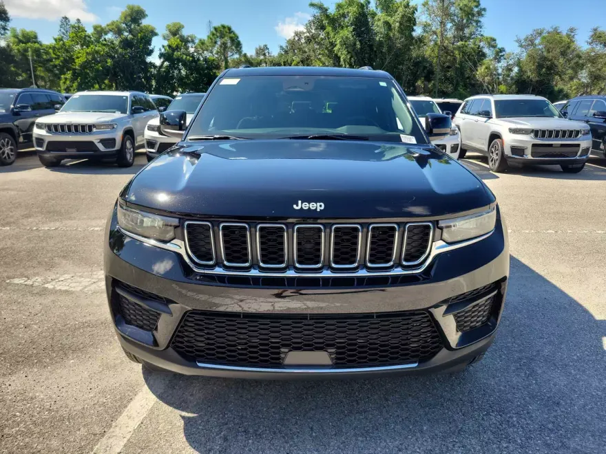 2025 Jeep Grand Cherokee Laredo photo 1