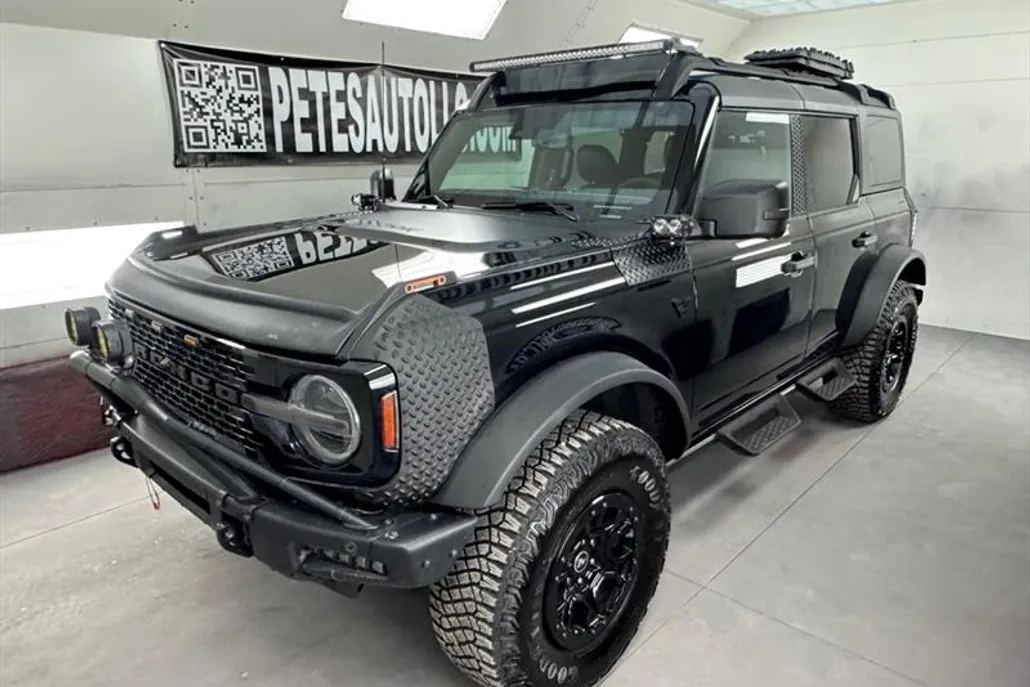 2023 Ford Bronco Base photo 1