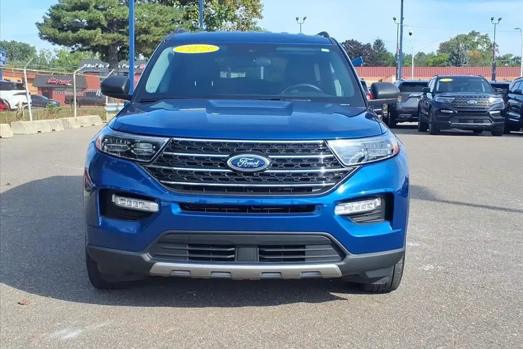 2023 Ford Explorer XLT photo 1