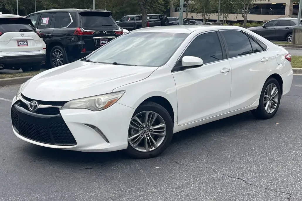 2016 Toyota Camry SE photo 1