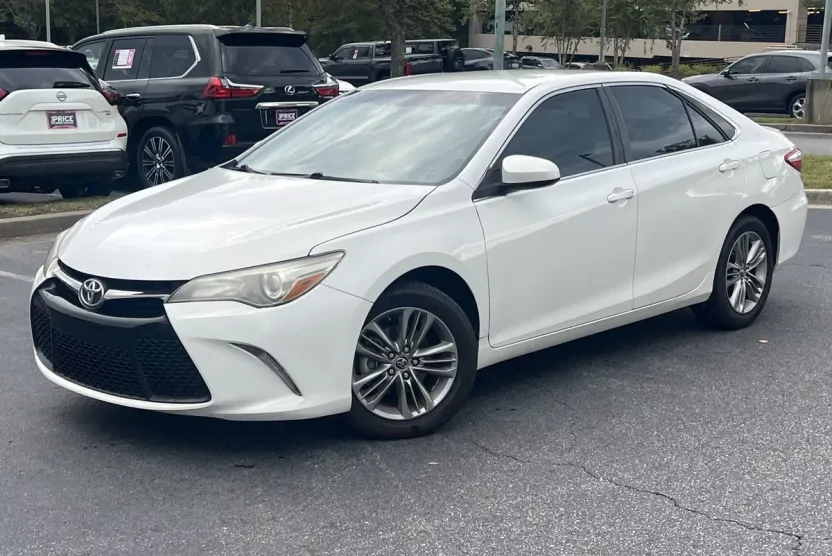 2016 Toyota Camry SE photo 1