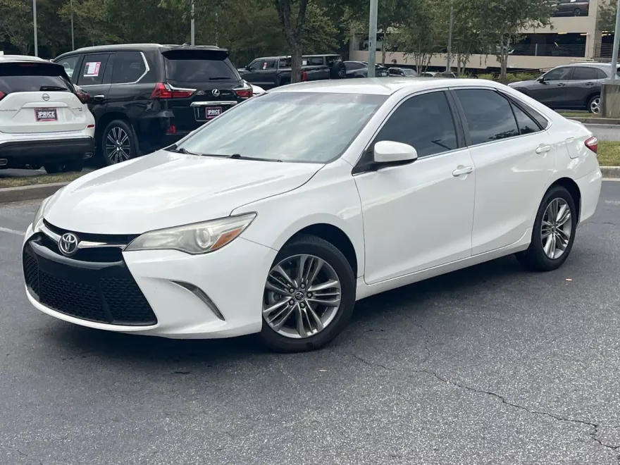 2016 Toyota Camry SE photo 1