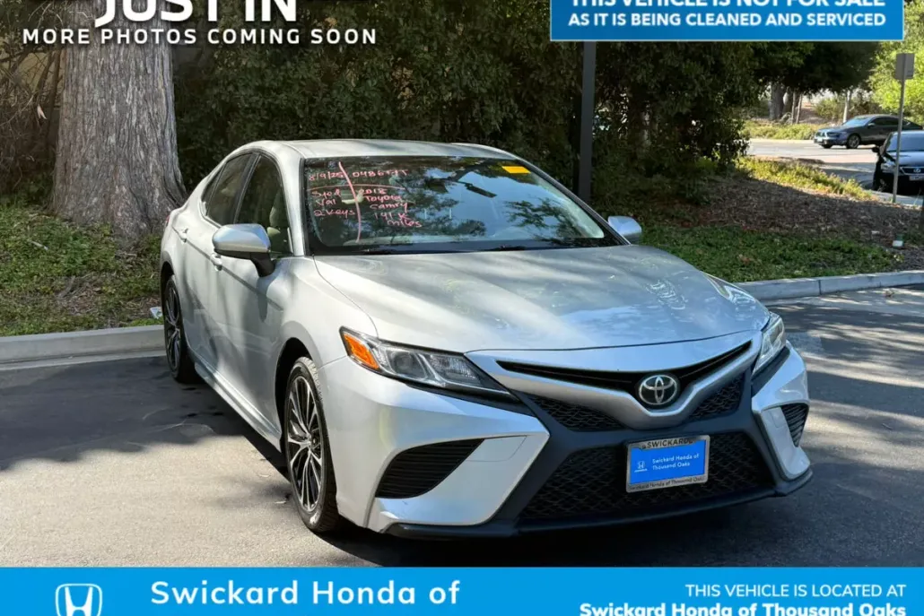 2018 Toyota Camry SE photo 1