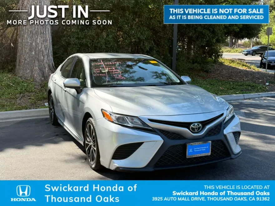2018 Toyota Camry SE photo 1