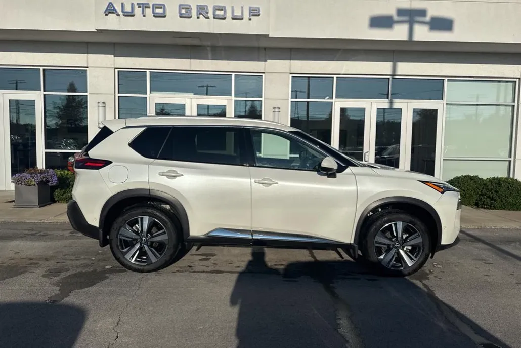 2022 Nissan Rogue SL photo 1