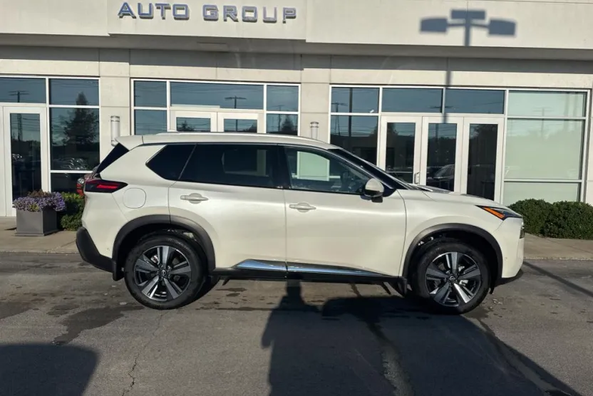 2022 Nissan Rogue SL photo 1