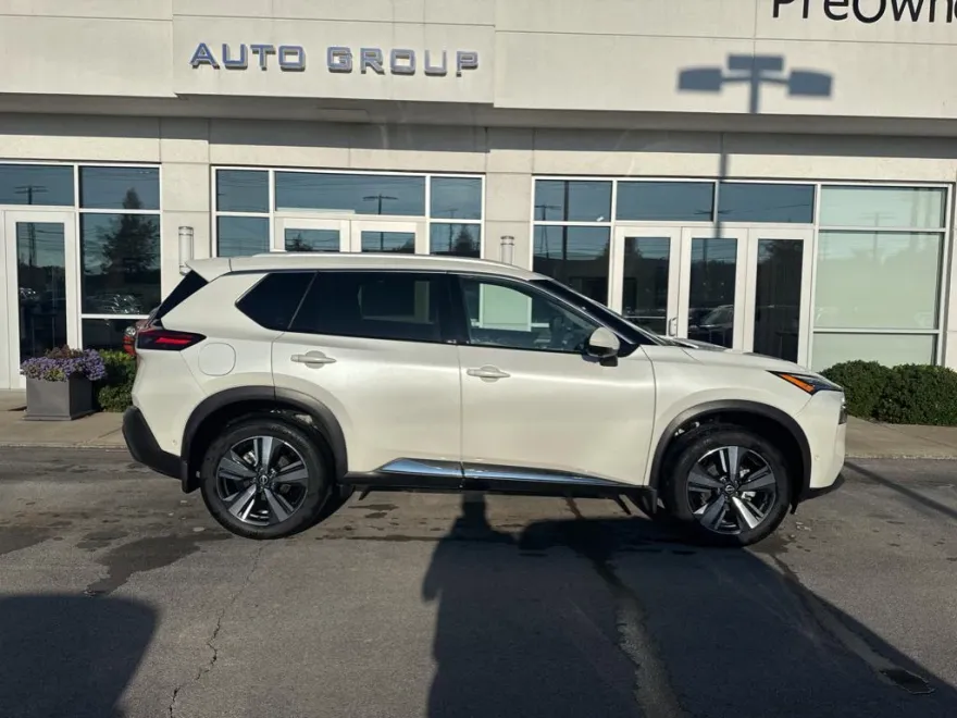 2022 Nissan Rogue SL photo 1