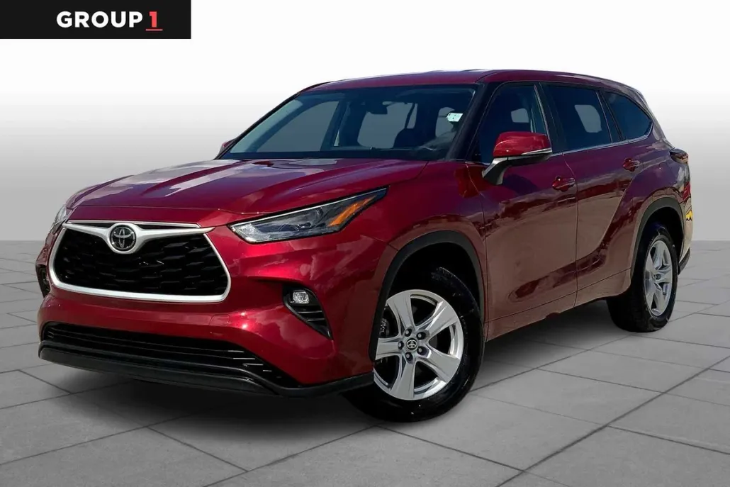 2024 Toyota Highlander LE photo 1