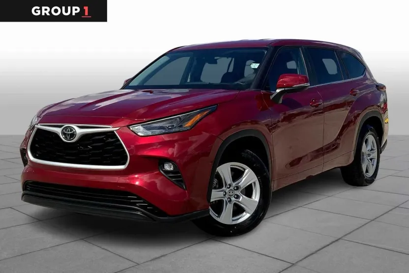 2024 Toyota Highlander LE photo 1