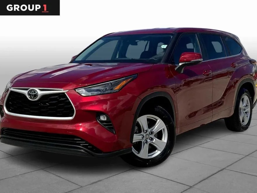 2024 Toyota Highlander LE photo 1