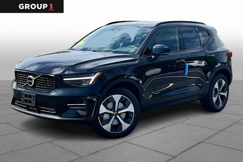 2026 Volvo XC40 Core photo 1