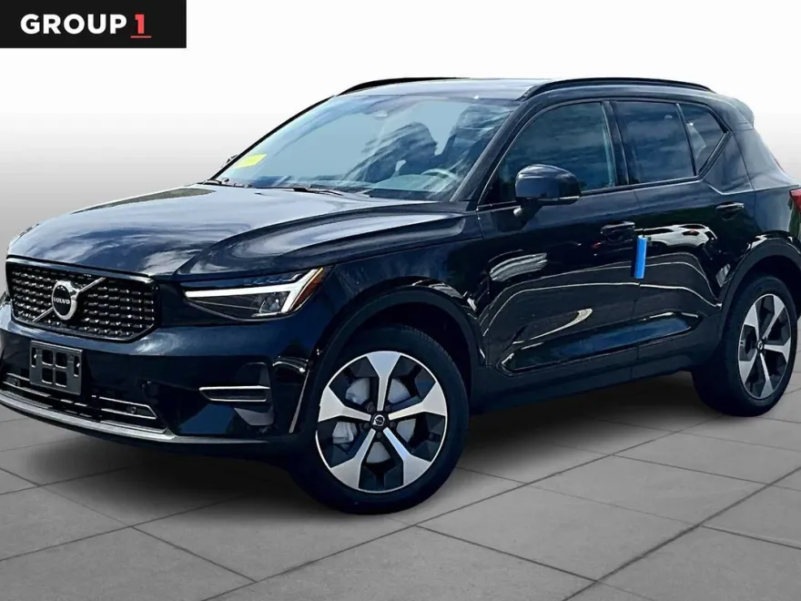 2026 Volvo XC40 Core photo 1
