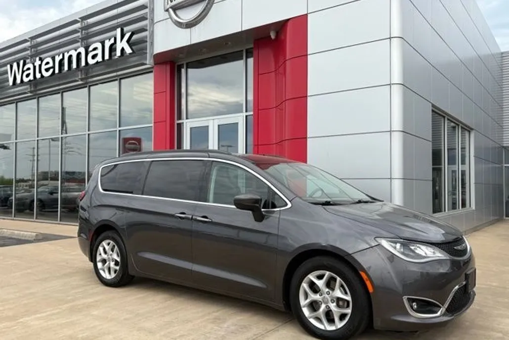 2017 Chrysler Pacifica Touring L photo 1