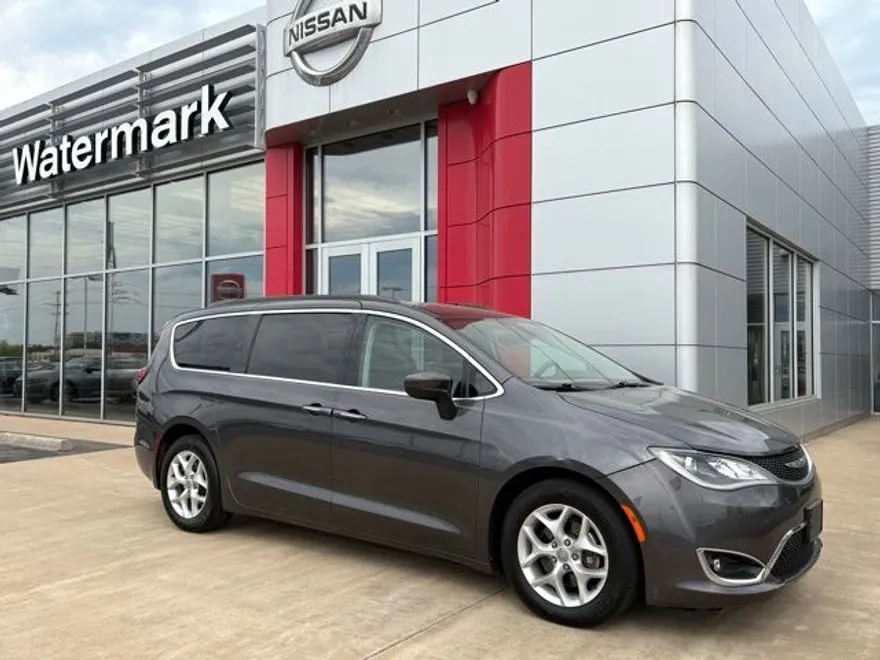 2017 Chrysler Pacifica Touring L photo 1