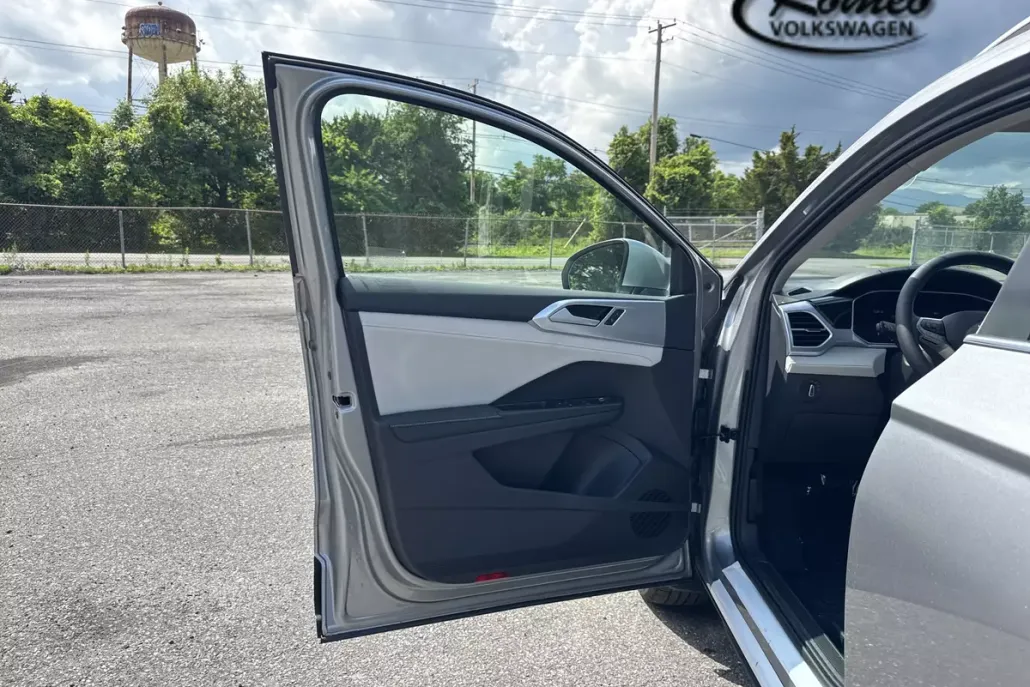 2025 Volkswagen Taos SE photo 1