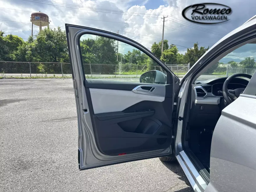 2025 Volkswagen Taos SE photo 1
