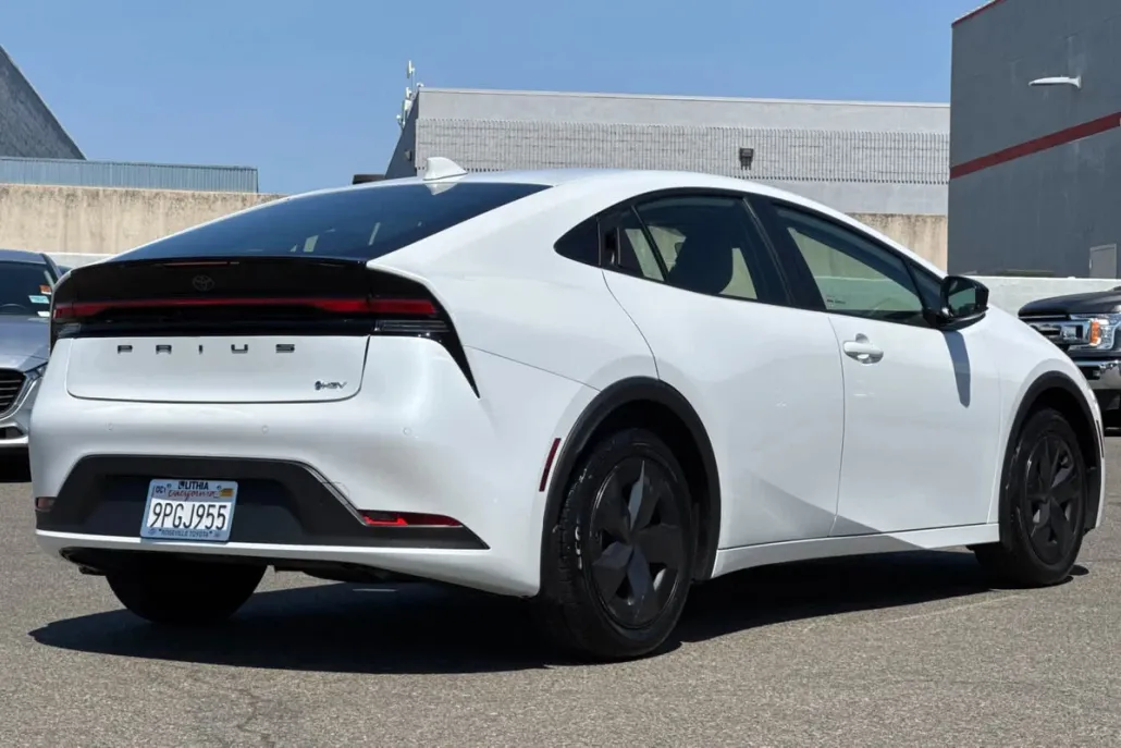 2024 Toyota Prius LE photo 1