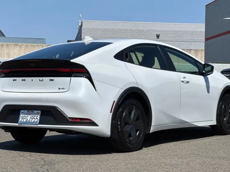 2024 Toyota Prius LE photo 1