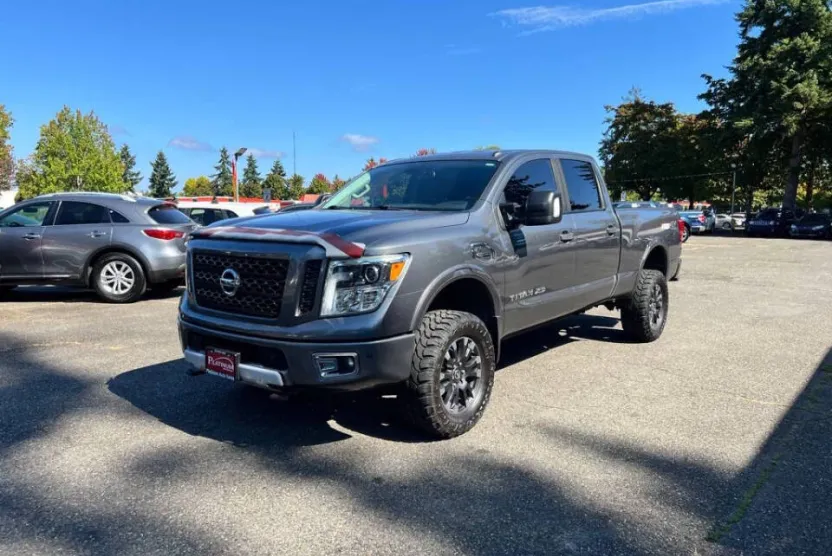 2017 Nissan Titan SL Crew Cab photo 1