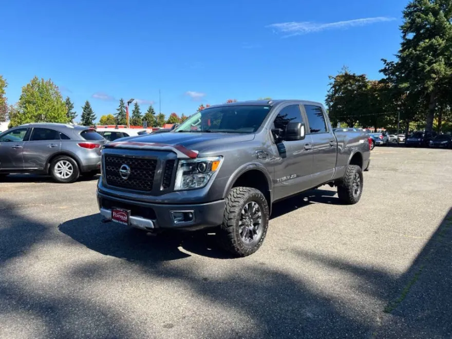 2017 Nissan Titan SL Crew Cab photo 1