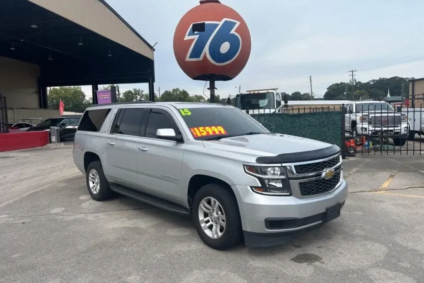 2015 Chevrolet Suburban LT photo 1