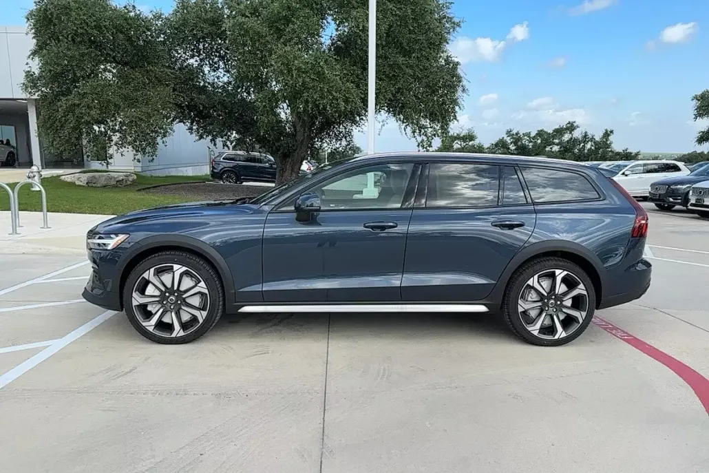 2026 Volvo V60 Cross Country B5 photo 1