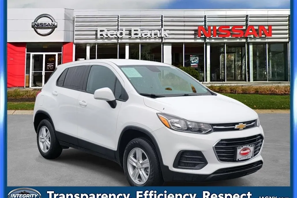 2022 Chevrolet Trax LS photo 1