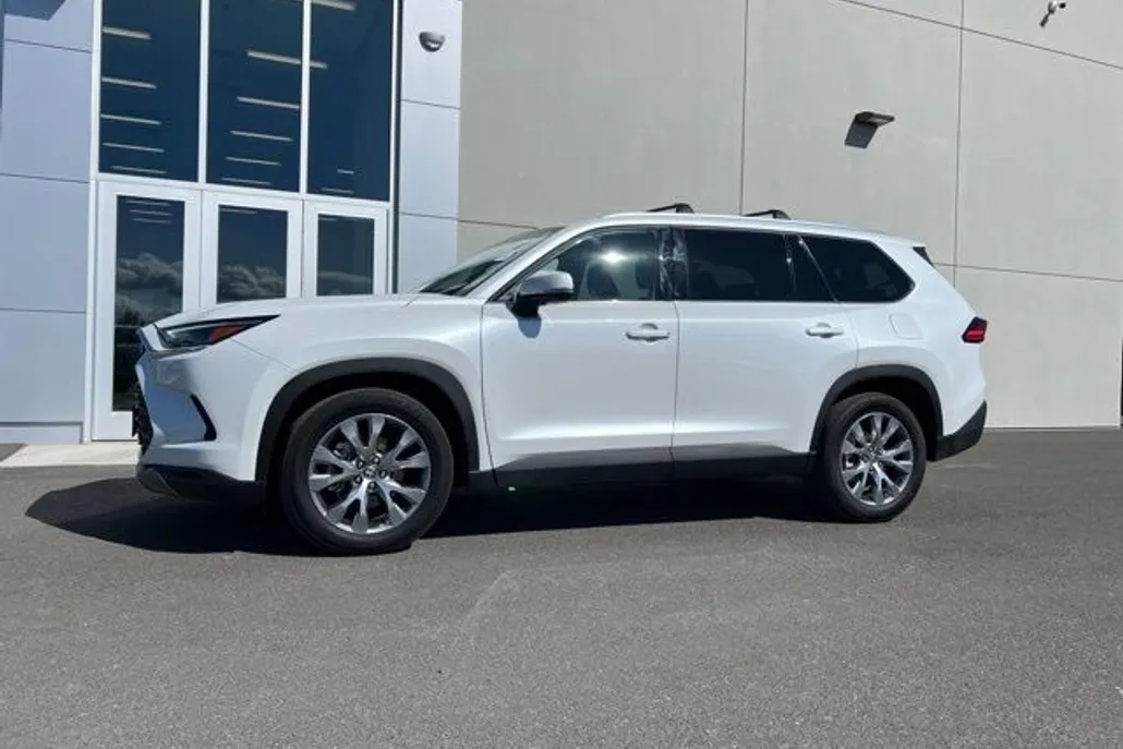 2024 Toyota Grand Highlander XLE photo 1